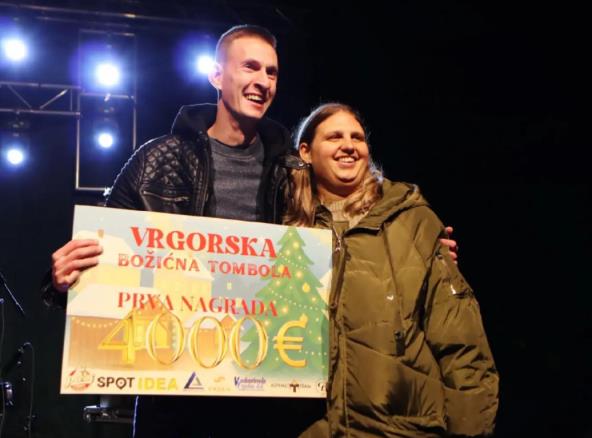 Marija Bartulović s dečkom.jpg