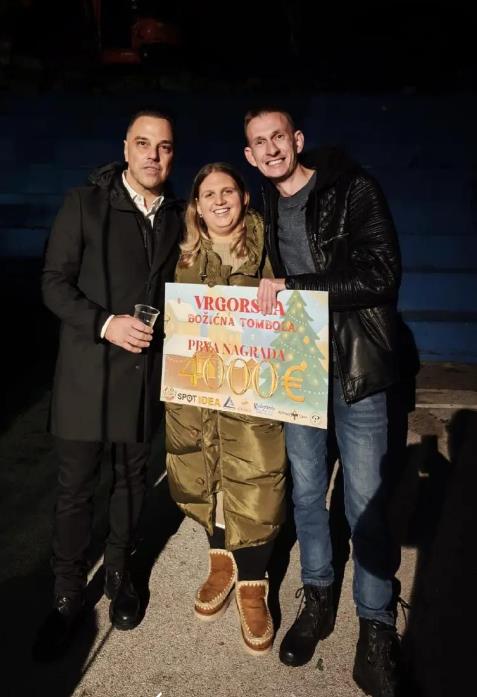 Marija Bartulović s dečkom i Ivanom Zakom.jpg