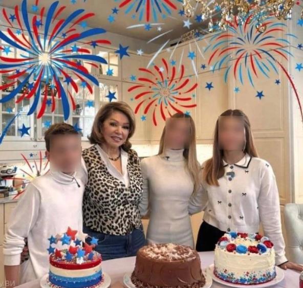 Neda Ukraden s unucima.jpg