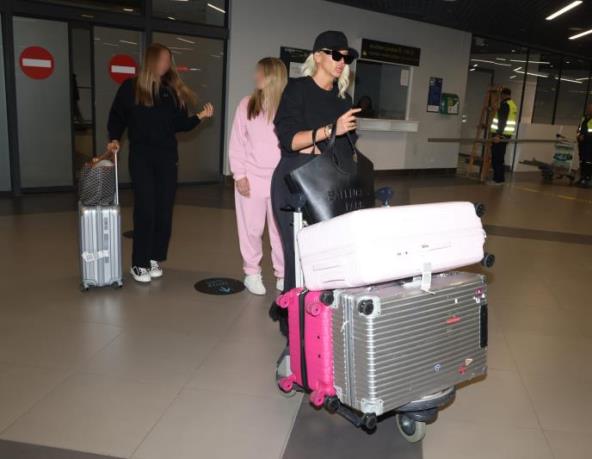 Jelena Karleuša s kćerima.jpg