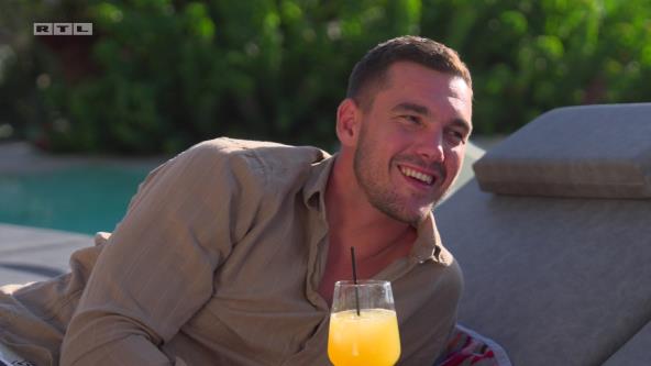 Karlo se zabavlja na spoju