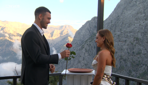 Karlo daje Kaji ružu