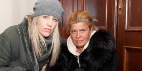 Mia Begović i Sandra Njavro ispred kućnog praga