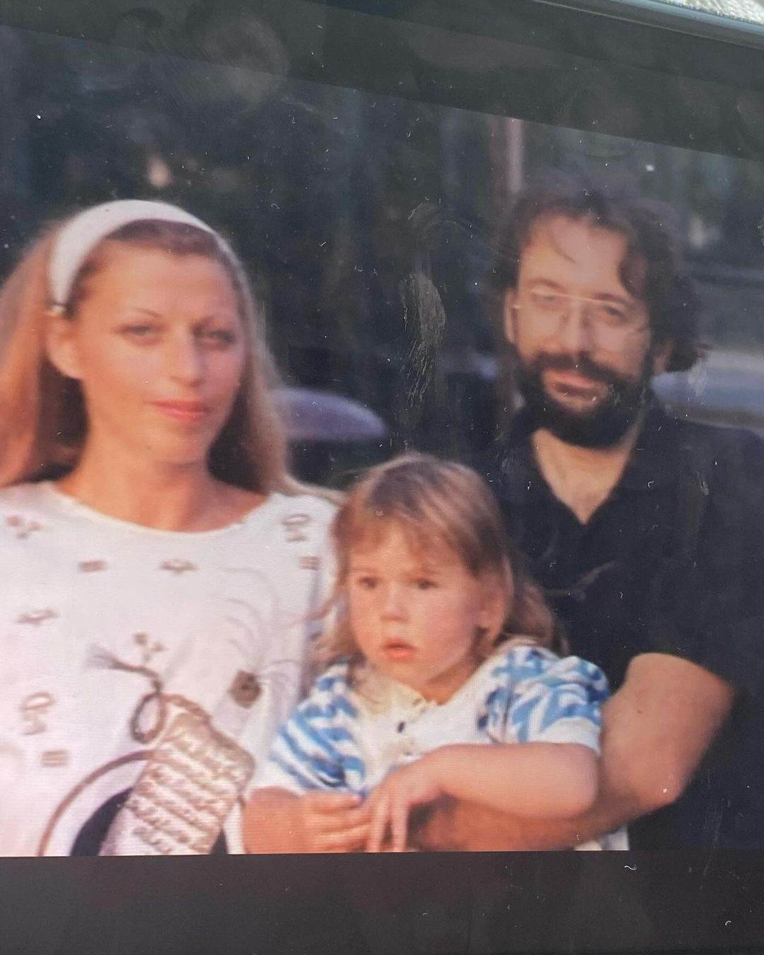 Teya Dora s roditeljima u djetinjstvu