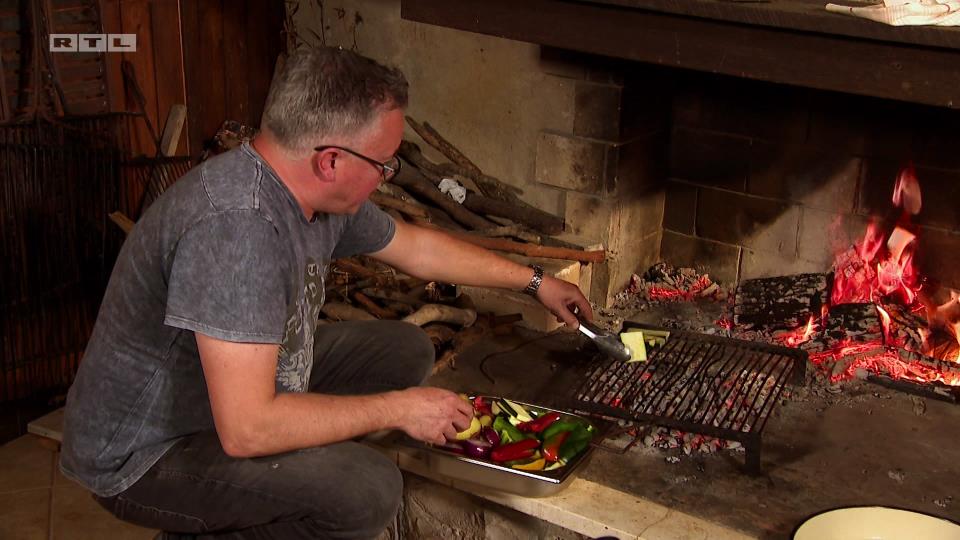 Vinko priprema povrce.jpg