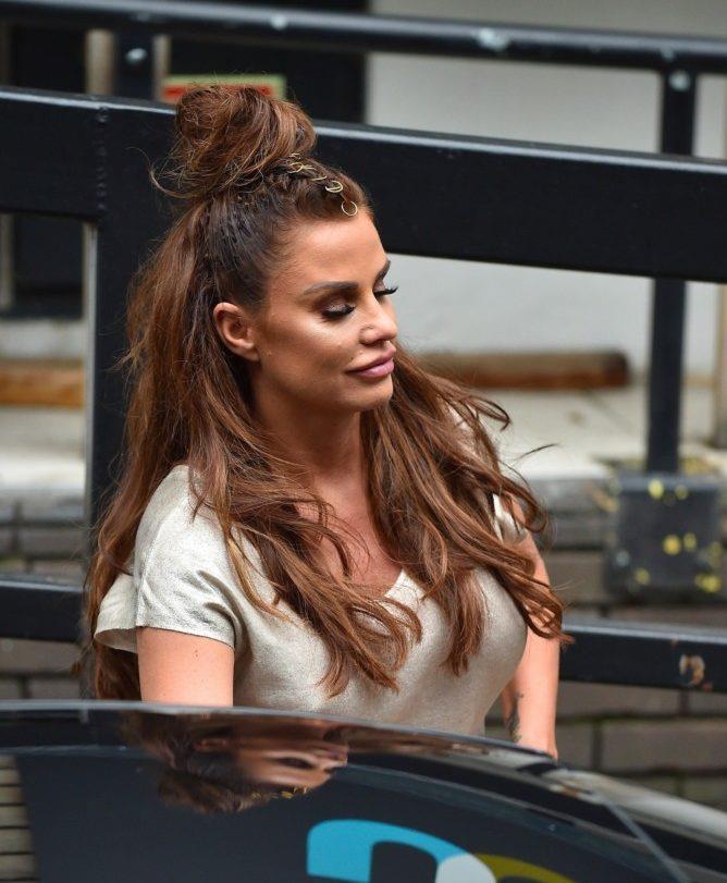 Lice Katie Price se raspada zbog operacija