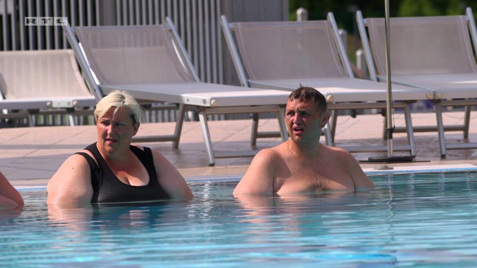 Kate i Zoran u bazenu