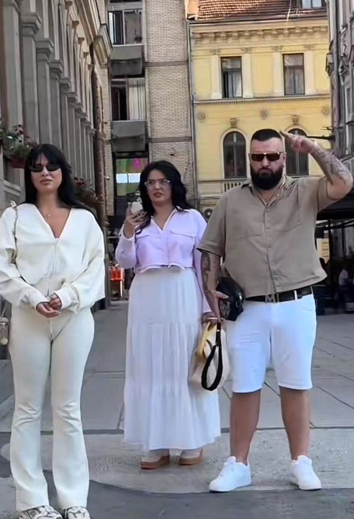 Buba Corelli s djevojkama