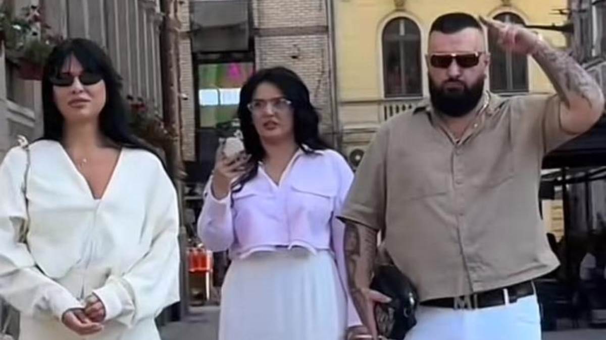 Buba Corelli s djevojkama