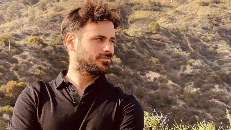 Stjepan Hauser pozira pored planine