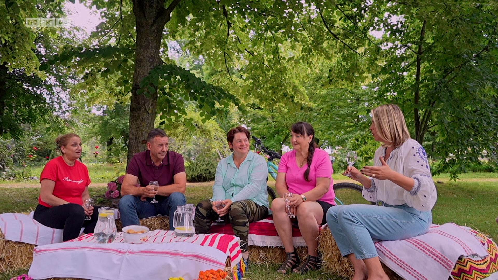 Ljubav je na selu - Robert i kandidatkinje.jpg