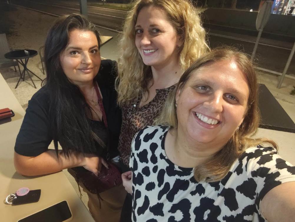 Marija Bartulović s frendicama.jpg