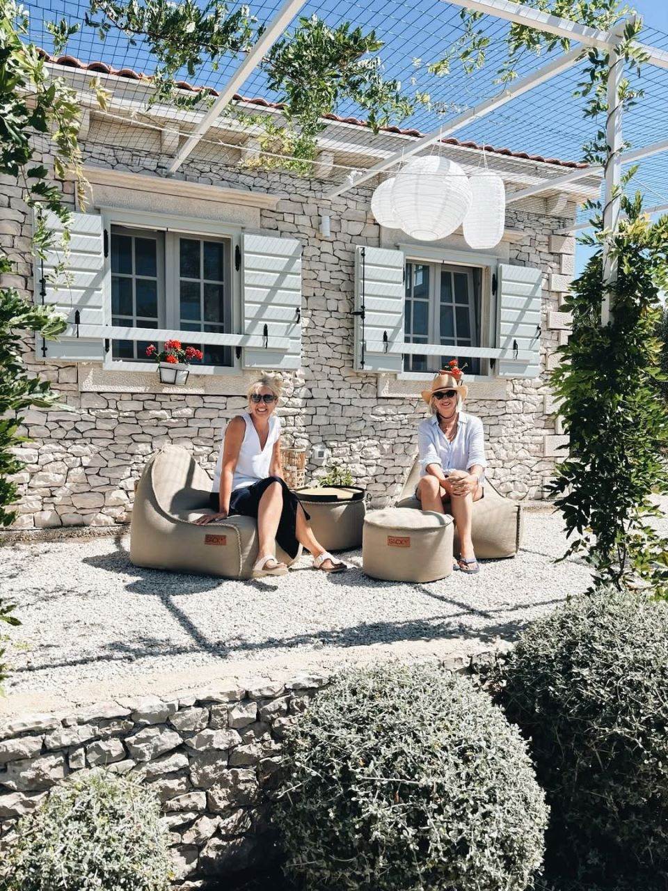 Danijela Dvornik sa sestrom Anom.jpg