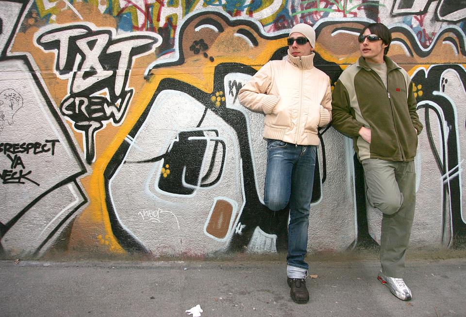 Alen Macinić i Krešo Jengić poziraju pored grafita